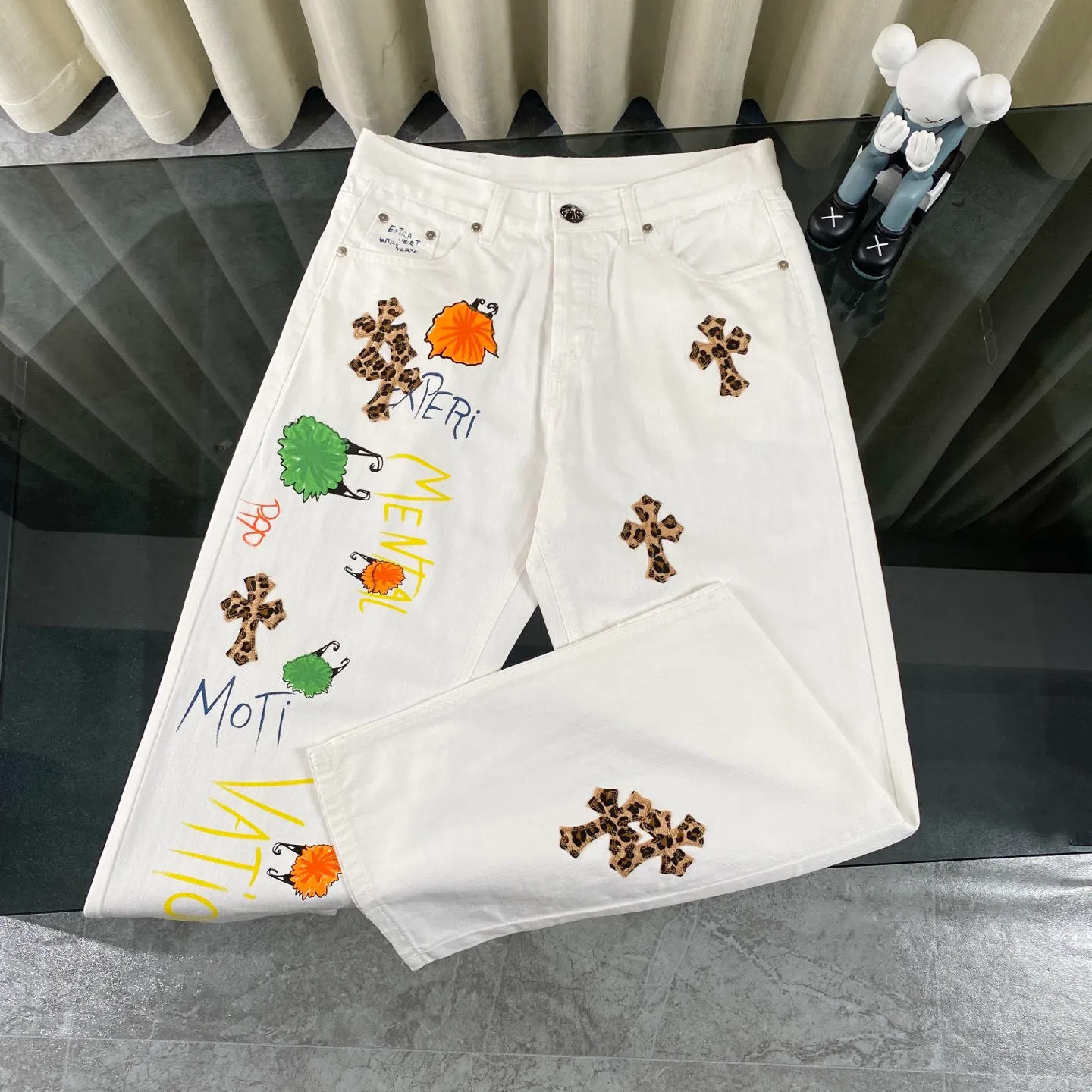 P240 CH Chromehearts 2025 new Mattyboy hand-painted custom CH painted graffiti leopard print cross patchwork leather jeans jeans jeans top ceiling quality styles with different washed textures, very friendly to people with thin legs and thick legs, the straight and loose version is very flattering to the leg shape. Timeless and moderate length, easy to match with casual, basic styling for various styles, a must-have in the wardrobe! The fabric is stiff but also makes the upper body soft without losing texture. The washing process is even more perfect. It is a must-have item for everyone! ! ! Washed wheat, hang tag, pants label, three complete labels, color: white, size: 28, 30, 32, 34